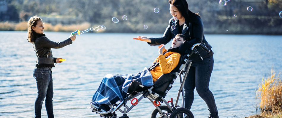 Handikappet barn leger med sæbebobler.